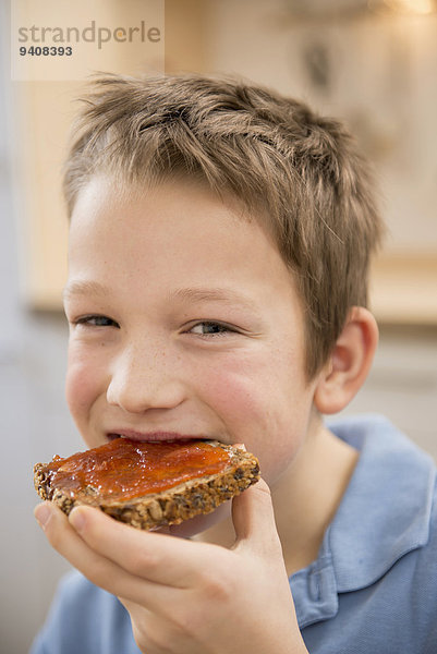 Portrait lächeln Junge - Person Brot essen essend isst Marmelade