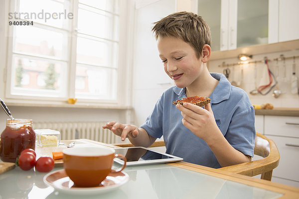 Junge - Person Tablet PC Tisch Frühstück spielen