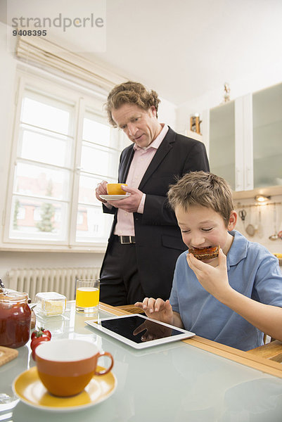 benutzen sehen Junge - Person Menschlicher Vater Tablet PC Frühstück