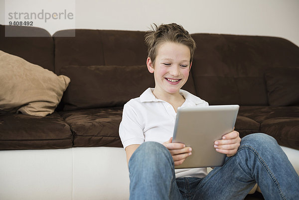 benutzen Junge - Person Zimmer Tablet PC Wohnzimmer