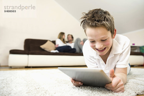 benutzen Fröhlichkeit Junge - Person Zimmer Menschliche Eltern Hintergrund Tablet PC Wohnzimmer