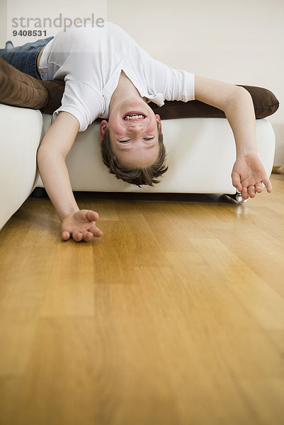 liegend liegen liegt liegendes liegender liegende daliegen Fröhlichkeit Junge - Person Couch Kopfsprung