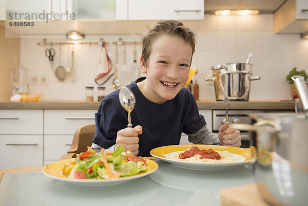 lächeln Junge - Person Salat Spaghetti essen essend isst