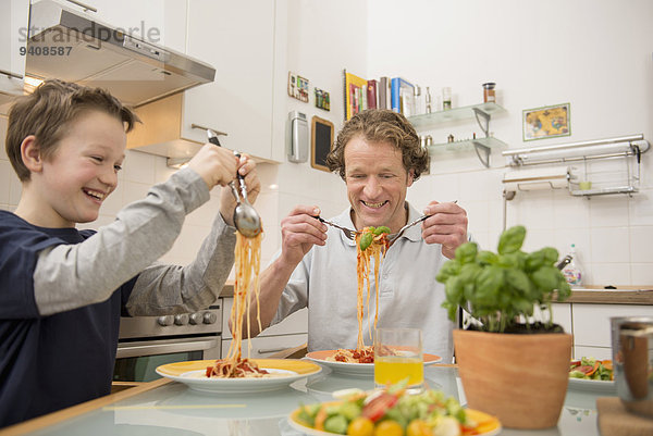 Menschlicher Vater Sohn Küche Salat Spaghetti essen essend isst