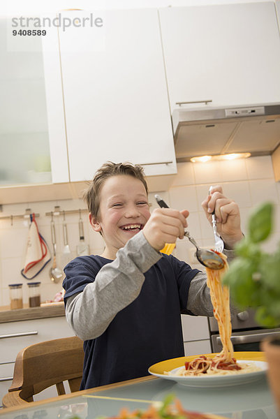 Fröhlichkeit Junge - Person Küche Spaghetti essen essend isst