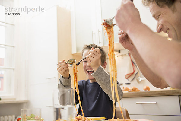 Menschlicher Vater Sohn Küche Spaghetti essen essend isst