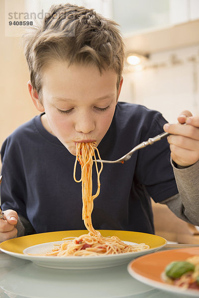 Junge - Person Küche Spaghetti essen essend isst