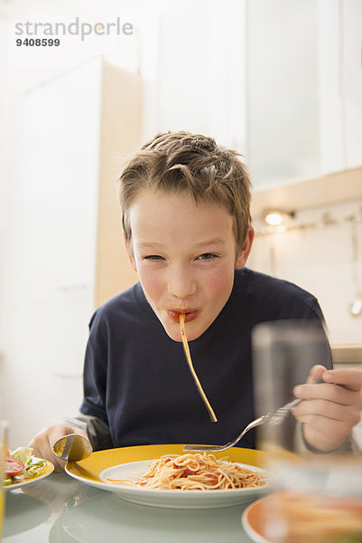Junge - Person Küche Spaghetti essen essend isst