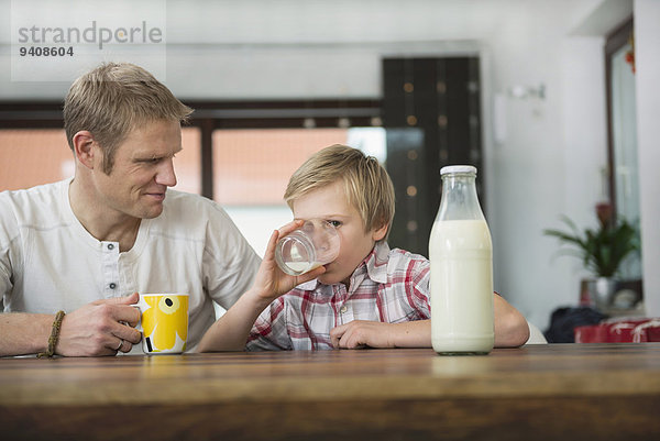 Menschlicher Vater Sohn trinken Milch