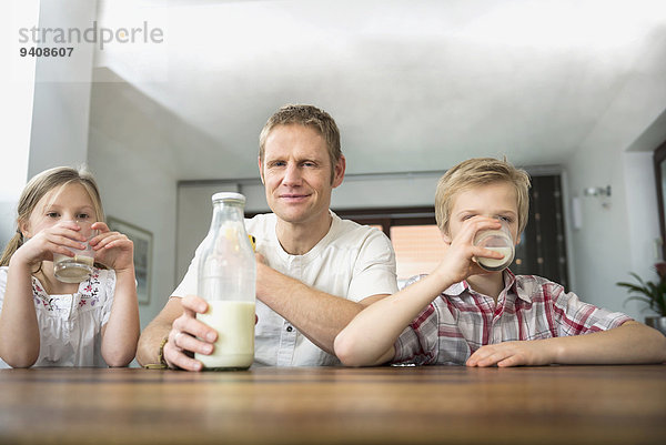Menschlicher Vater trinken Milch