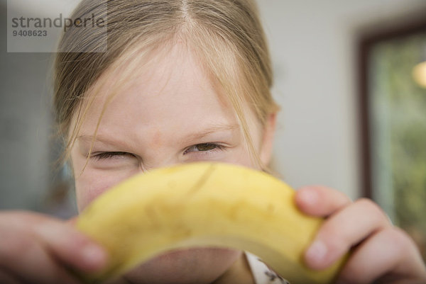 hinter aufspüren Banane klein Mädchen nachsehen