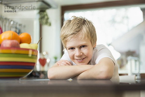 Interior zu Hause Portrait lächeln Junge - Person Küche