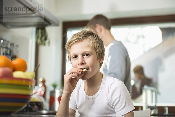 Portrait Junge - Person Küche essen essend isst Keks