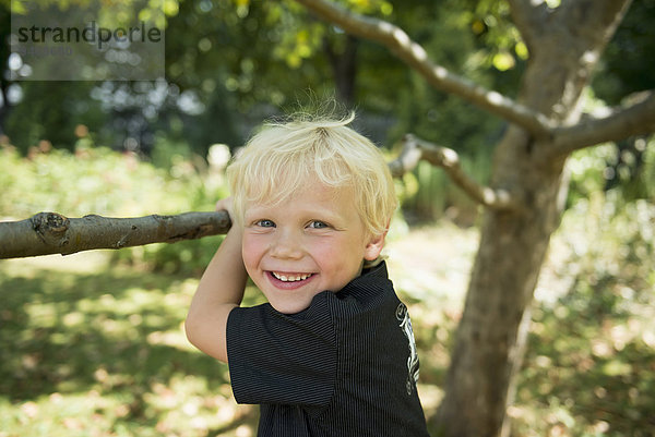 Portrait lächeln Junge - Person Baum klein