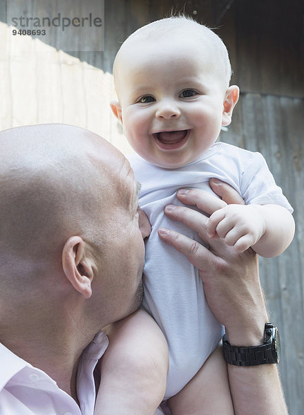 Fröhlichkeit Stolz lachen Menschlicher Vater Sohn halten Baby