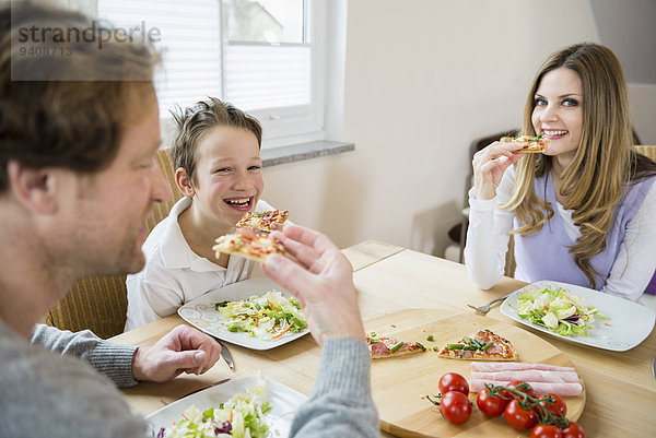Interior zu Hause Salat Pizza essen essend isst
