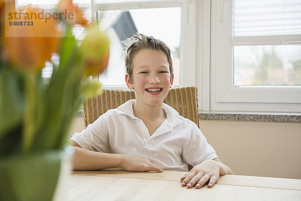 sitzend Portrait lächeln Junge - Person Tisch