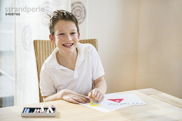 sitzend Fotografie Junge - Person streichen streicht streichend anstreichen anstreichend Tisch