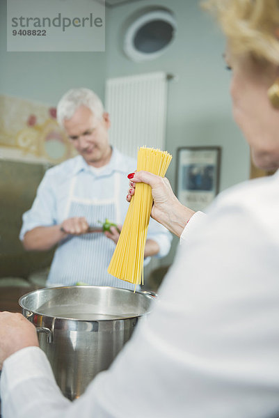 Vorbereitung reifer Erwachsene reife Erwachsene Pasta Nudel
