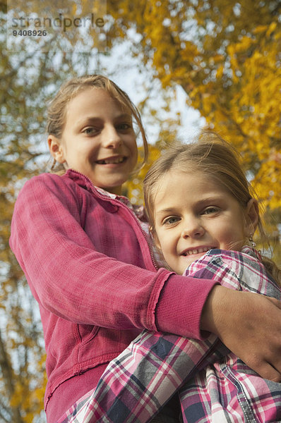 Portrait lächeln Schwester heben Mädchen