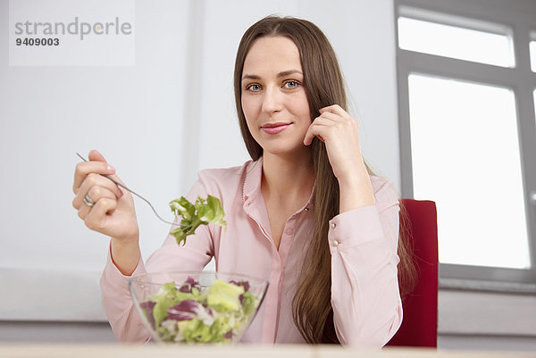 junge Frau junge Frauen Salat Büro Diät essen essend isst Mittagessen
