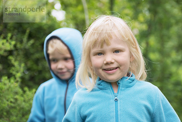 Bruder Schwester Garten 2 blond spielen