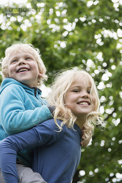 tragen Bruder huckepack jung Mädchen blond