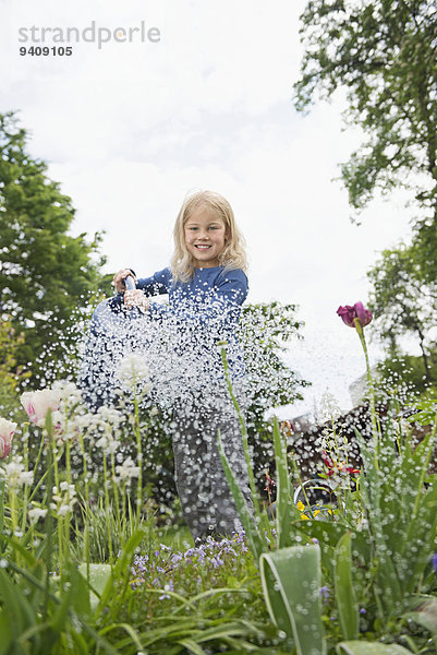 Wasser Blume Garten jung Mädchen blond