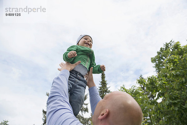 fliegen fliegt fliegend Flug Flüge Junge - Person Menschlicher Vater halten Baby spielen