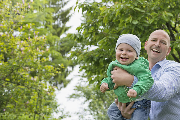 fliegen fliegt fliegend Flug Flüge Junge - Person Menschlicher Vater halten Baby spielen