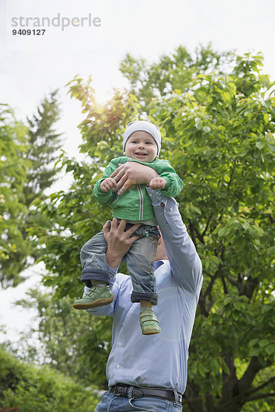 fliegen fliegt fliegend Flug Flüge Junge - Person Menschlicher Vater halten Baby spielen