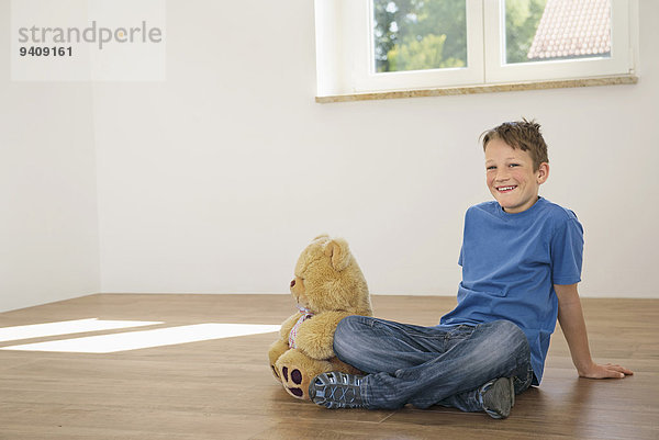 Fröhlichkeit Junge - Person Spielzeug Bewegung Teddy Teddybär jung Eigentumswohnung neues Zuhause