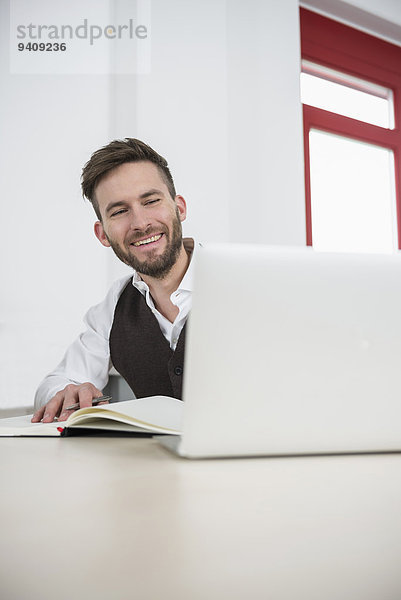 Schreibtisch Notebook Geschäftsmann Büro jung