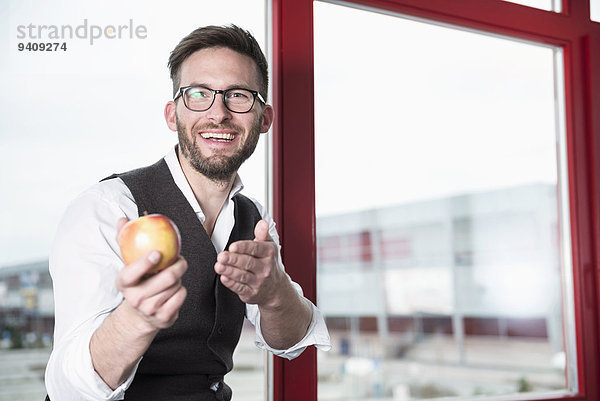 Geschäftsmann Angebot lächeln Apfel