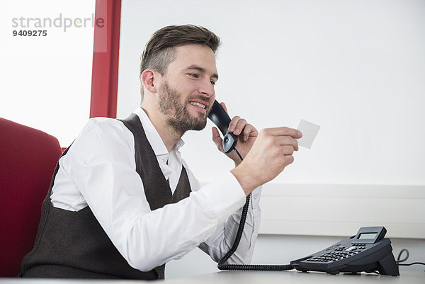 Mann unterhalten Telefon Business Karte