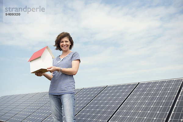 Modellhaus Frau Energie energiegeladen klein halten Sonnenenergie
