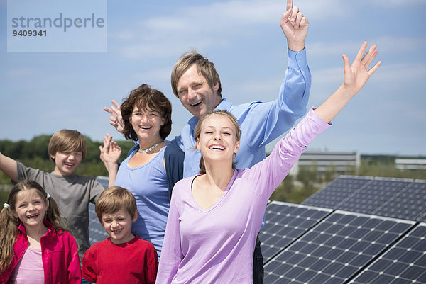 4 Energie energiegeladen Menschliche Eltern groß großes großer große großen Sonnenenergie