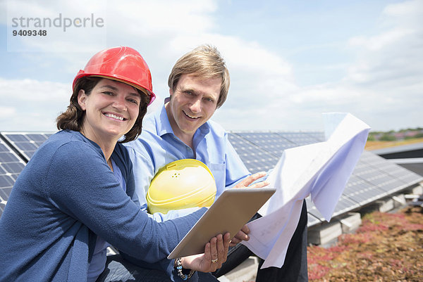 Energie energiegeladen Architekt Besuch Treffen trifft Kunde Sonnenenergie