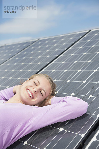 Fröhlichkeit Energie energiegeladen Entspannung grün Sonnenkollektor Sonnenenergie Tisch Mädchen