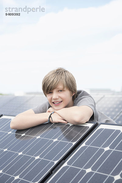 Portrait Energie energiegeladen Junge - Person jung Sonnenkollektor Sonnenenergie Tisch