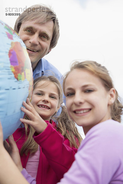 lächeln Menschlicher Vater Luftballon Ballon halten Tochter Globus