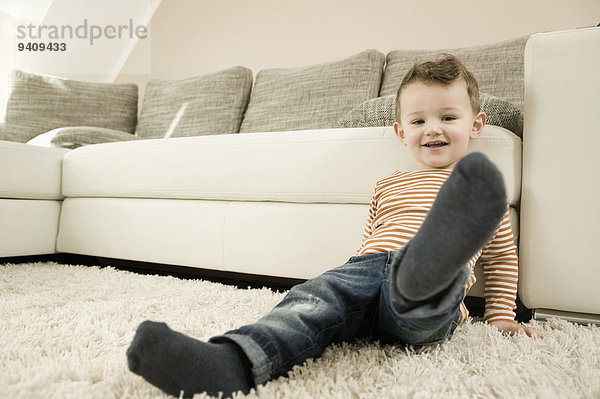 sitzend Portrait lächeln Junge - Person Teppichboden Teppich Teppiche