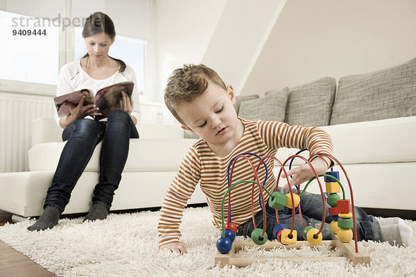 sitzend Couch Junge - Person Spiel Mutter - Mensch spielen