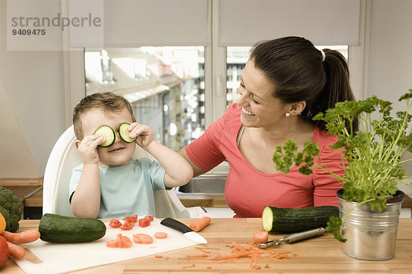 lächeln Sohn Vorbereitung Küche Gemüse Mutter - Mensch
