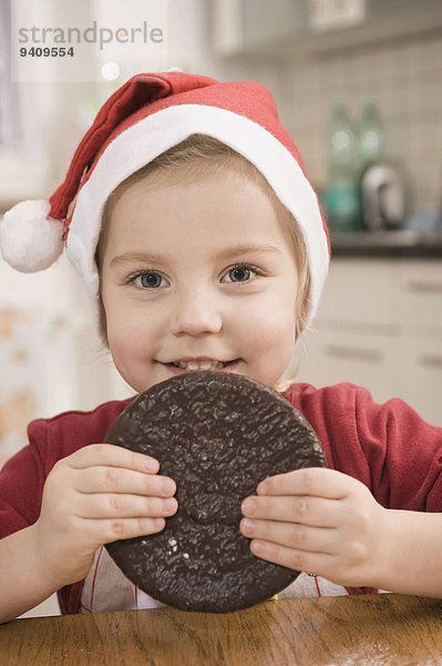 Portrait lächeln Lebkuchen essen essend isst Mädchen Keks