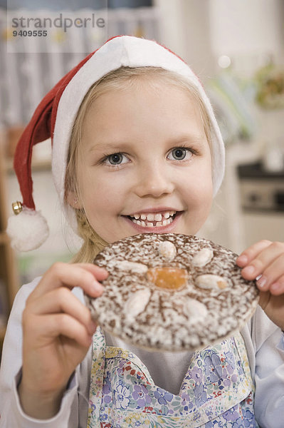 Portrait lächeln Lebkuchen essen essend isst Mädchen Keks