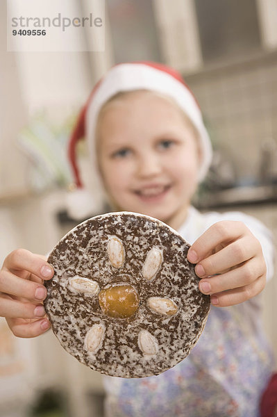 zeigen Portrait lächeln Lebkuchen Mädchen Keks