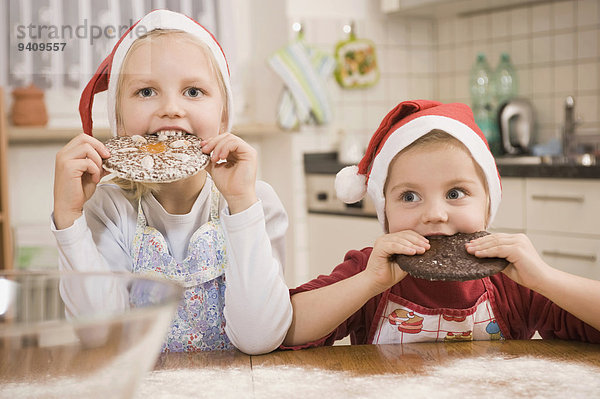 Lebkuchen Mädchen essen essend isst