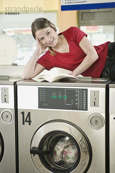 junge Frau junge Frauen Portrait Buch lächeln Maschine hoch oben Taschenbuch vorlesen