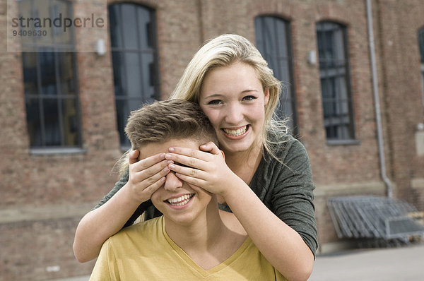 Portrait Jugendlicher lächeln Junge - Person bedecken Mädchen